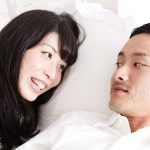 話し合う夫婦