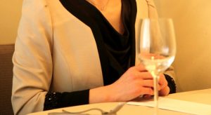 女性と食事のイメージ